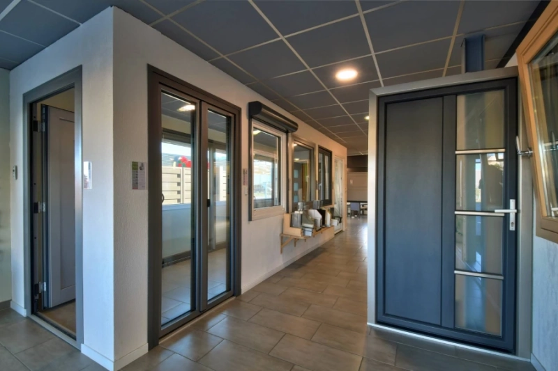 SHOWROOM de 250m² intérieur et espace d'exposition extérieur (portail, clôture, pergola, garde corps, claustra)