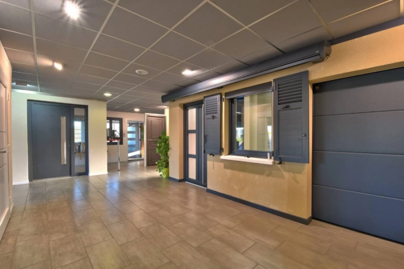 SHOWROOM de 250m² intérieur et espace d'exposition extérieur (portail, clôture, pergola, garde corps, claustra)