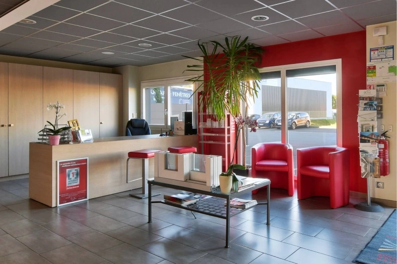 SHOWROOM de 250m² intérieur et espace d'exposition extérieur (portail, clôture, pergola, garde corps, claustra)